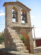 Espadaña de la iglesia de San Pedro de la Nave, situada sobre la cerca que rodea la iglesia.