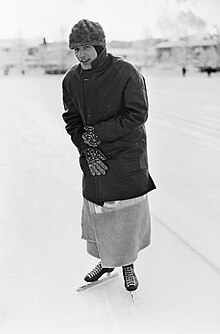 Verkerk at the European Championships in 1967 Europese Schaatskampioenschappen te Lathi, Finland, Kees Verkerk met deken om zi, Bestanddeelnr 920-0243.jpg