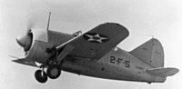 離陸直後に車輪を格納するF2A-2 アメリカ海軍第2戦闘航空隊(VF-2)所属の機体（Bu.No.1410号機） （1940年の撮影）