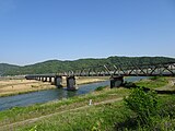 川辺橋（2023年5月10日撮影） 中央の橋脚が傾いている。