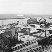 Hafenbahnhof 1959 mit Bahnhofsgleisen, Kfz-Zufahrt und Empfangsgebäude. Das Fährbett I (l.) ist bereits ausgebaut, das Fährbett II (r.) noch im Zustand von 1909.