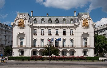 Bâtiment de l'ambassade de France en Autriche, imaginé par Georges Chedanne dans le style Art nouveau. (définition réelle 2 746 × 1 735)