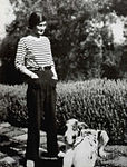 Modeontwerpster Coco Chanel met een broek en marinière, toen mannenkledij