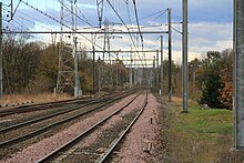 Vue des voies en direction de Tarbes en 2010, on aperçoit à gauche l'embranchement vers la ligne de Lannemezan à Arreau - Cadéac.