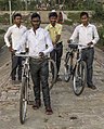 Teamo de misiistoj kun siaj bicikloj laborantaj en fora regiono de Azio.
