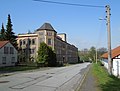 Textilfabrik Frottana mit einem langen Flügel entlang der Straße und einem im Osten davon abwinkelnden Flügel (Nr. 12) sowie das dahinter eingeschlossene Fabrikgebäude (Nr. 10a)