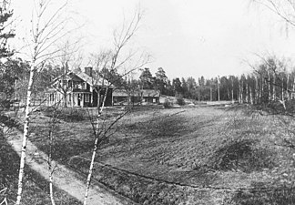 Gårdens huvudbyggnad och ekonomibyggnader 1922.