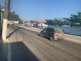 Avenida Governador Roberto Silveira. De direita, praia de Mauá.