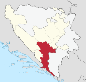 Hertsegovina-Neretvan kantoni (punainen), muu Bosnia-Hertsegovinan federaatio (keltainen), muu Bosnia-Hertsegovina (vaaleanharmaa) ja Adrianmeri (sininen).