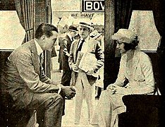 Escena de His Official Fiancée (1919), con Hugh Huntley y Vivian Martin en el tren, y Forrest Stanley mirando