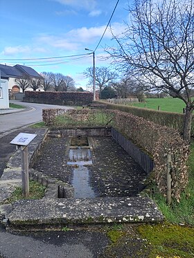 Petit patrimoine rural : ancienne fontaine lavoir abreuvoir bien restaurée et protégée