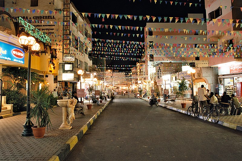 ملف شامل عن مصر ام الدنيا 800px-Hurghada,_main_street_of_the_bazaar_in_El_Dahar_at_night,_during_Ramadan,_Egypt,_Oct_2004