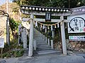 愛宕神社の鳥居。温泉街からまっすぐ突き当たった場所で、舘山寺の参道となる階段はこの右側。