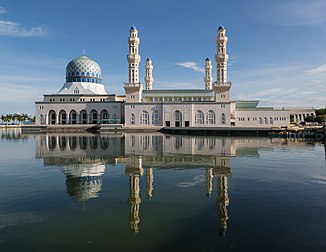 Fachada sul da mesquita da cidade de Kota Kinabalu, estado de Sabá, Malásia, nas margens da baía de Likas. (definição 4 616 × 3 564)