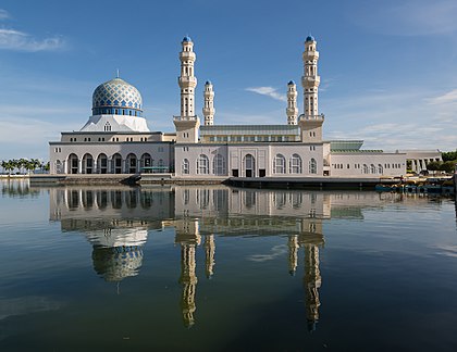 Fachada sul da mesquita da cidade de Kota Kinabalu, estado de Sabá, Malásia, nas margens da baía de Likas. (definição 4 616 × 3 564)