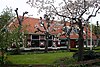 Lage boerderij, dwarshuis met opkamer met kleine roeden en halve luiken. Tot bungalow verbouwd