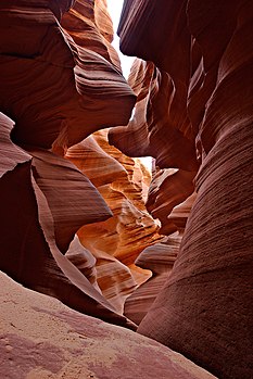 Una vista prèp de l’entrada de l’Antelope Canyon inferior. (definicion vertadièra 821 × 1 231 *)