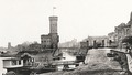 La tour avec fortifications sur les rives du Rhin, à gauche du bassin du port, en arrière-plan le Bayenturm (1884).