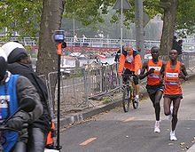 Wie bei den Weltmeisterschaften 1997 errang Weltrekordinhaber Bernard Barmasai (rechts, beim Amsterdam-Marathon 2006) die Bronzemedaille