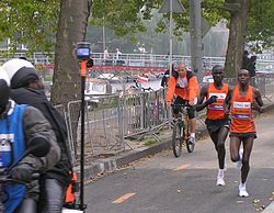 Bronzemedaillengewinner Bernard Barmasai (rechts) beim Amsterdam-Marathon 2006