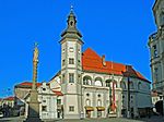 Det lilla "stadsslottet" började byggas 1478. Sankt Florian (skyddshelgon mot bränder) står på den sprialvridna barockpelaren på slottstorget.