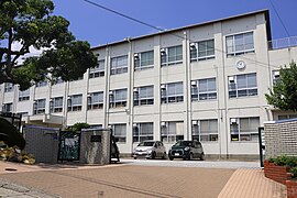 御幸山中学校正門