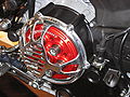 Embrayage à disques sur Ducati : les six ressorts sont visibles sur la cloche rouge.