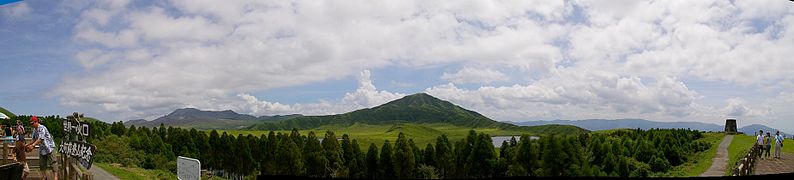 草千里ヶ浜火口と烏帽子岳成層火山(中央)