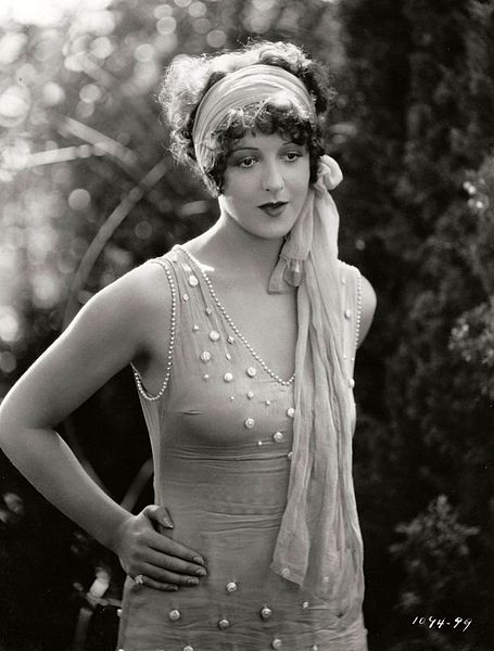 Natalie Kingston (1905-1991), née Natalia Ringstrom, est une artiste américaine à l'époque des films muets. En 1927, elle devient une vedette de second plan, notamment dans Framed (1927), The Harvester (1927), Painted Post (1928) ou encore The Port of Missing Girls (1928). Natalie Kingston figure également parmi les actrices croisant la route du duo Victor McLaglen - Robert Armstrong dans A Girl in Every Port (1928). Elle est en outre l'interprète de trois célèbres séries : Tarzan the Mighty (1928), Tarzan the Tiger (1929) et Pirates of Panama (1929). Après avoir tenu le rôle féminin principal du western Under Texas Skies (1930), sa carrière décline rapidement et sa filmographie s'achève en 1933.