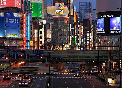 Vista noturna de Shinjuku, um bairro especial em Tóquio, Japão. Um importante centro comercial e administrativo que abriga a estação de trem mais movimentada do mundo (Estação de Shinjuku) e o Tóquio City Hall, o centro administrativo do governo metropolitano de Tóquio. (definição 4 790 × 3 440)