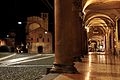 Vue nocturne de la Piazza S. Stefano et de ses arcades.