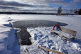 Glacia truo por glacia naĝado en Peurunka, Laukaa (Finnlando)