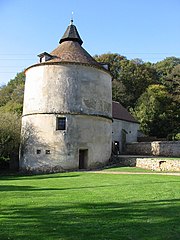 Le pigeonnier du XIIIe siècle, un des rares vestiges du monastère