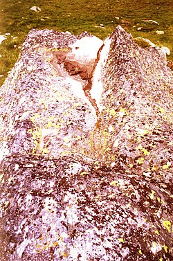 Скално изсечен жертвеник край Поповото езеро