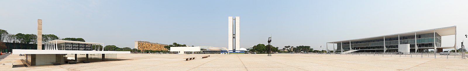 Vista panorâmica da Praça dos Três Poderes: à esquerda (sul) o poder judiciário (Supremo Tribunal Federal), no centro o poder legislativo (Congresso Nacional) e à direita a sede do poder executivo (Palácio do Planalto).