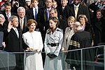 Jenna Bush (andra personen från höger) ser sin far svära presidenteden.