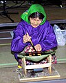 Una donna inuit bada a un qulliq, una lampada tradizionale con olio di balena (Nunavut, 1999).