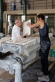 Removing a filter cake of porcelain body from a filter press Sevres - Moulin - filtre-presse 024.jpg