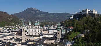 Vista panorâmica da Fortaleza de Hohensalzburg (direita) e do centro histórico de Salzburgo, Áustria. (definição 12 131 × 5 580)