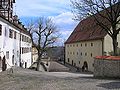 Innenhof nach Osten mit Fruchtkasten (rechts), dort ist das Landesmuseum untergebracht