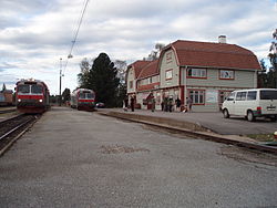 Henkilöjunat kohtaavat Svegissä kesällä 2006.