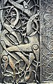 Nidhoggr knaagt aan Yggdrasil, staafkerk van Urnes