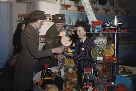 La caporale britannique Iris Stead de Londres et la soldate Alwe Lock de Wimbledon achètent des jouets dans un magasin de Bruxelles pendant la Seconde Guerre mondiale.