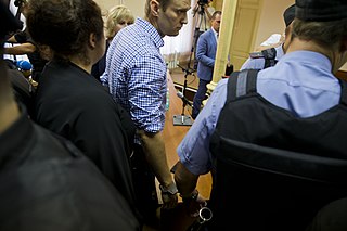 Алексея Навального берут под стражу в зале суда