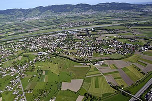 Luftbildansicht der Gemeinde Mäder von Osten