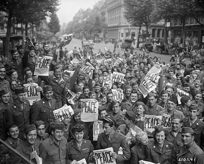 Slika:American military personnel gather in Paris to celebrate the Japanese surrender.jpg