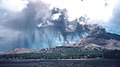 Pennacchio (plume) di cenere del vulcano Pagan (Isole Marianne). E' visibile la ricaduta (fallout) della cenere sulle pendici dell'edificio vulcanico.