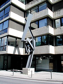 Abstrakte Metallskulptur „Attila“ von Paul Suter am Barbarossaplatz, Köln