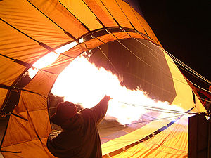 Povišenje temperature vazduha u omotaču balonu na topao vazduh ga čini lakšim od okolnog vazduha, što mu omogućava let.