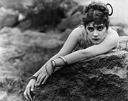 Theda Bara Carmenin roolissa